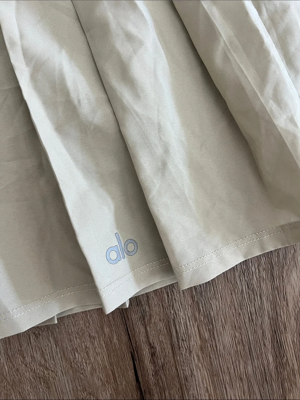 ALO Yoga Pleated Tennis or Golf athletic Skirt in beige- size Medium
